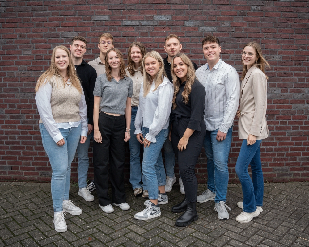 De groepsfoto van het team van BrandFirst buiten voor het pand op de slotenmakerstraat in Naaldwijk